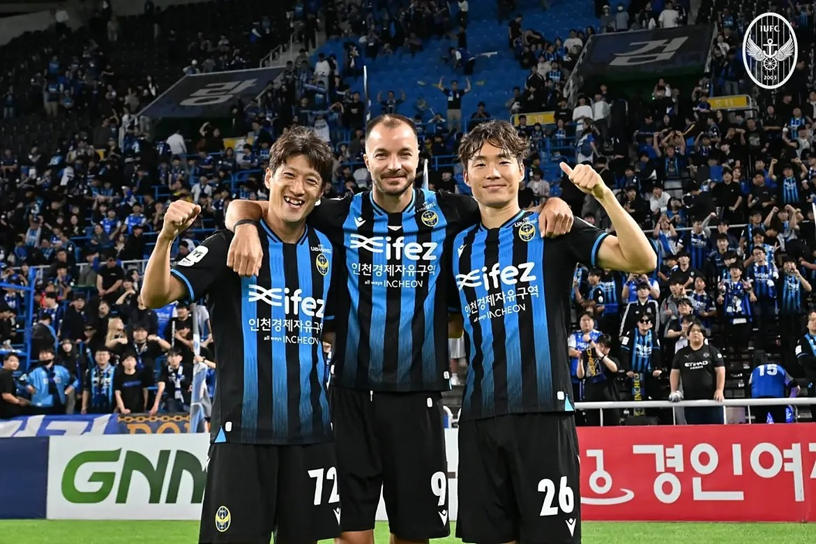 지난 9일 인천축구전용경기장에서 열린 포항스틸러스전에서 나란히 골을 터뜨리며 팀의 3-0 완승을 이끈 이민혁(오른쪽부터)과 무고사, 이청용. /사진=인천 유나이티드 제공
