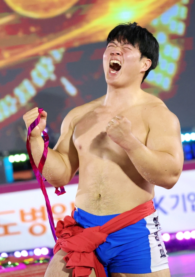 박민교가 10일 충청북도 괴산군 괴산문화체육센터에서 열린 '위더스제약 2026 괴산추석장사씨름대회' 한라장사(105㎏ 이하) 결정전에서 승리한 뒤 포효하고 있다. /사진=대한씨름협회 제공