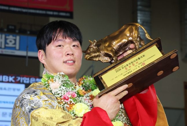 박민교가 10일 충청북도 괴산군 괴산문화체육센터에서 열린 '위더스제약 2026 괴산추석장사씨름대회' 한라장사(105㎏ 이하) 결정전에서 승리한 뒤 금송아지를 들고 포즈를 취하고 있다. /사진=대한씨름협회 제공