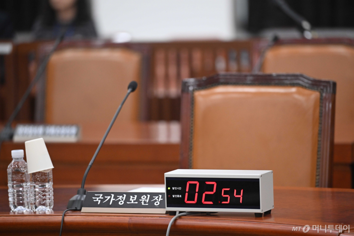 지난 4월 27일 서울 여의도 국회에서 국민의힘 주도로 열린 정보위원회 전체회의에서 이종석 국가정보원장과 더불어민주당 의원들의 자리가 비어 있다/사진=뉴스1 /사진=(서울=뉴스1) 국회사진기자단