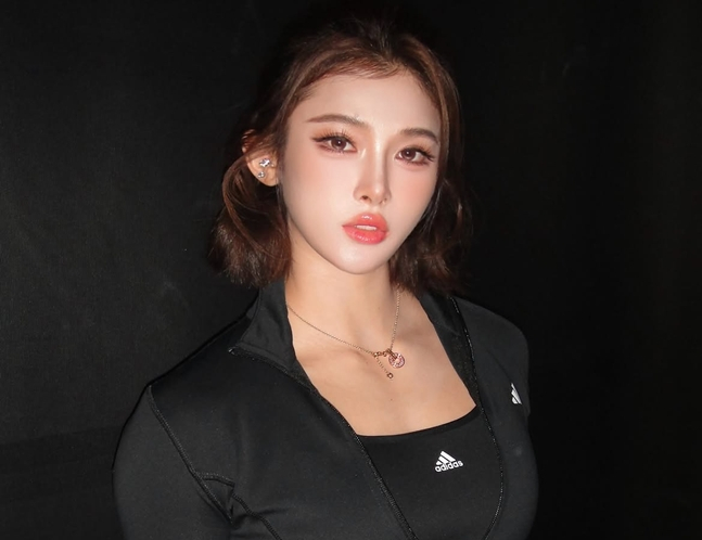 풀메이크업에 파격 의상을 입은 우옌니. /사진=우옌니 공식 SNS