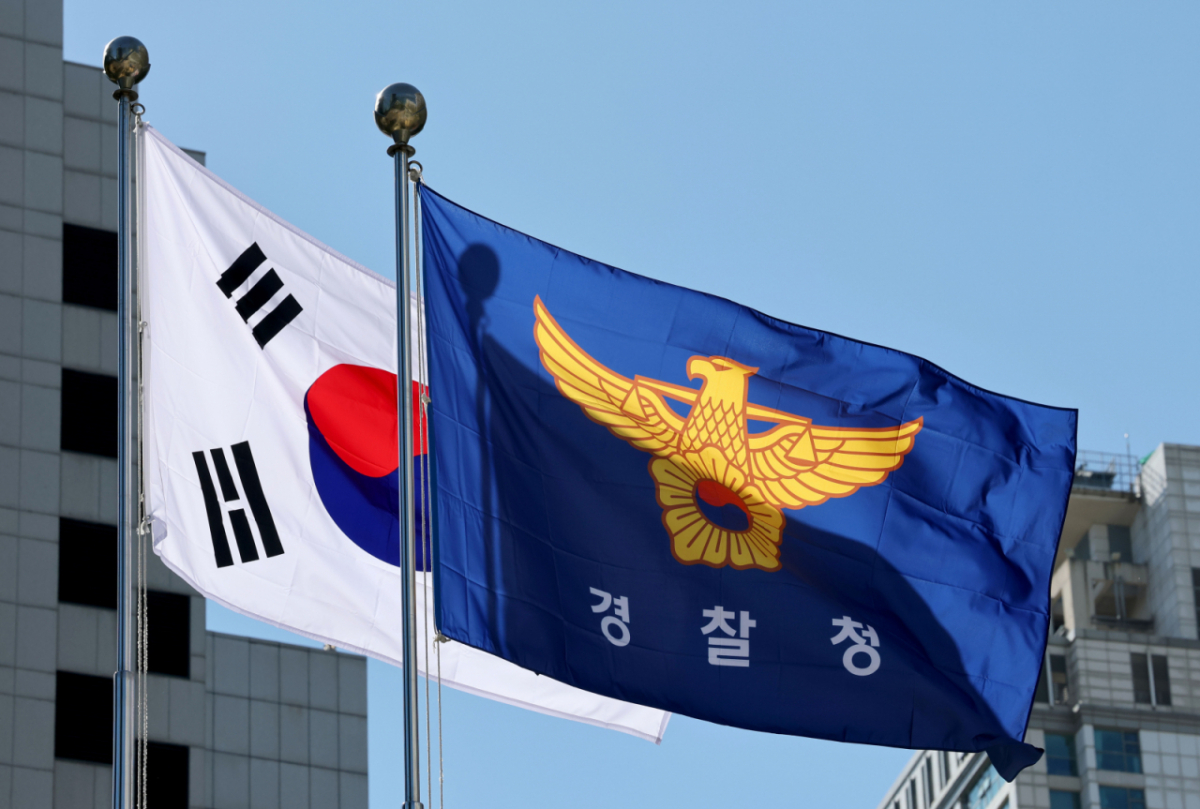 78년 역사의 검찰청이 문을 닫고 중대범죄수사청(중수청)과 공소청 출범으로 경찰의 수사 권한이 커진 지난 2일 서울 서대문구 미근동 경찰청에 태극기과 경찰 깃발이 펄럭이고 있다./사진=뉴스1.