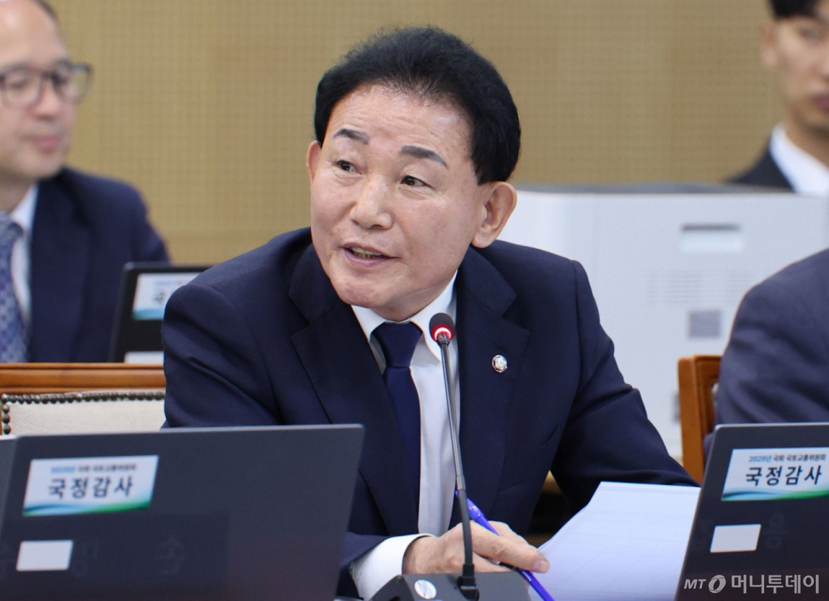 박용갑 더불어민주당 의원이 지난해 10월 21일 한국철도공사(코레일) 대전본사에서 열린 국회 국토교통위원회의 한국철도공사, 국가철도공단, (주)에스알 등에 대한 국정감사에서 질의하고 있다. /사진=뉴스1