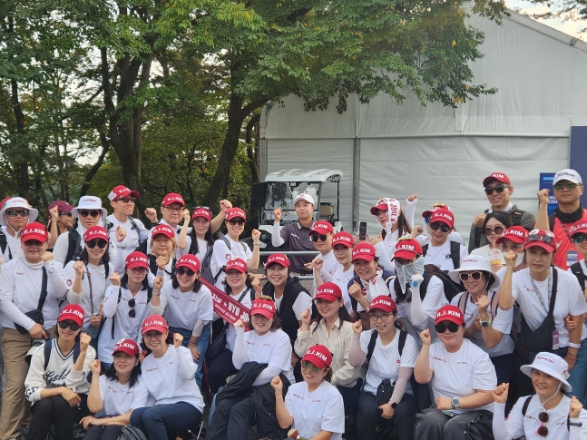김효주(가운데)가 11일 경기도 고양시 뉴코리아CC(파72)에서 열린 유럽여자프로골프투어(LET) 아람코 코리아 챔피언십(총상금 200만 달러) 최종 4라운드를 마친 뒤 팬들과 기념 촬영을 하고 있다. /사진=안호근 기자