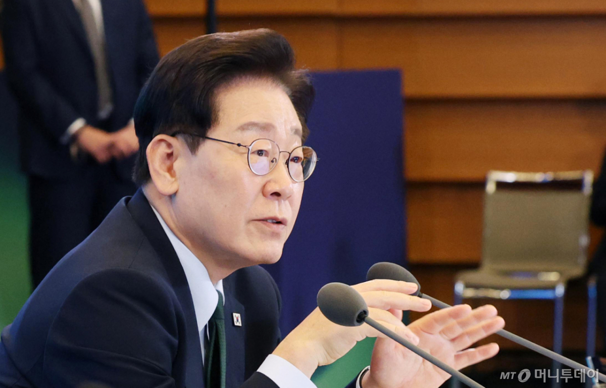 [서울=뉴시스] 김진아 기자 = 이재명 대통령이 7일 서울 시내 한 회의장에서 열린 한국형 녹색대전환(K-GX) 전략 국민보고회에서 토론을 하고 있다. 2026.10.07. bluesoda@newsis.com /사진=