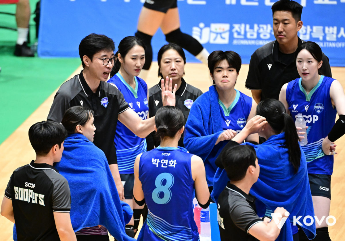 선수들에게 지시하고 있는 김세진 SOOP 감독. /사진=한국배구연맹 제공