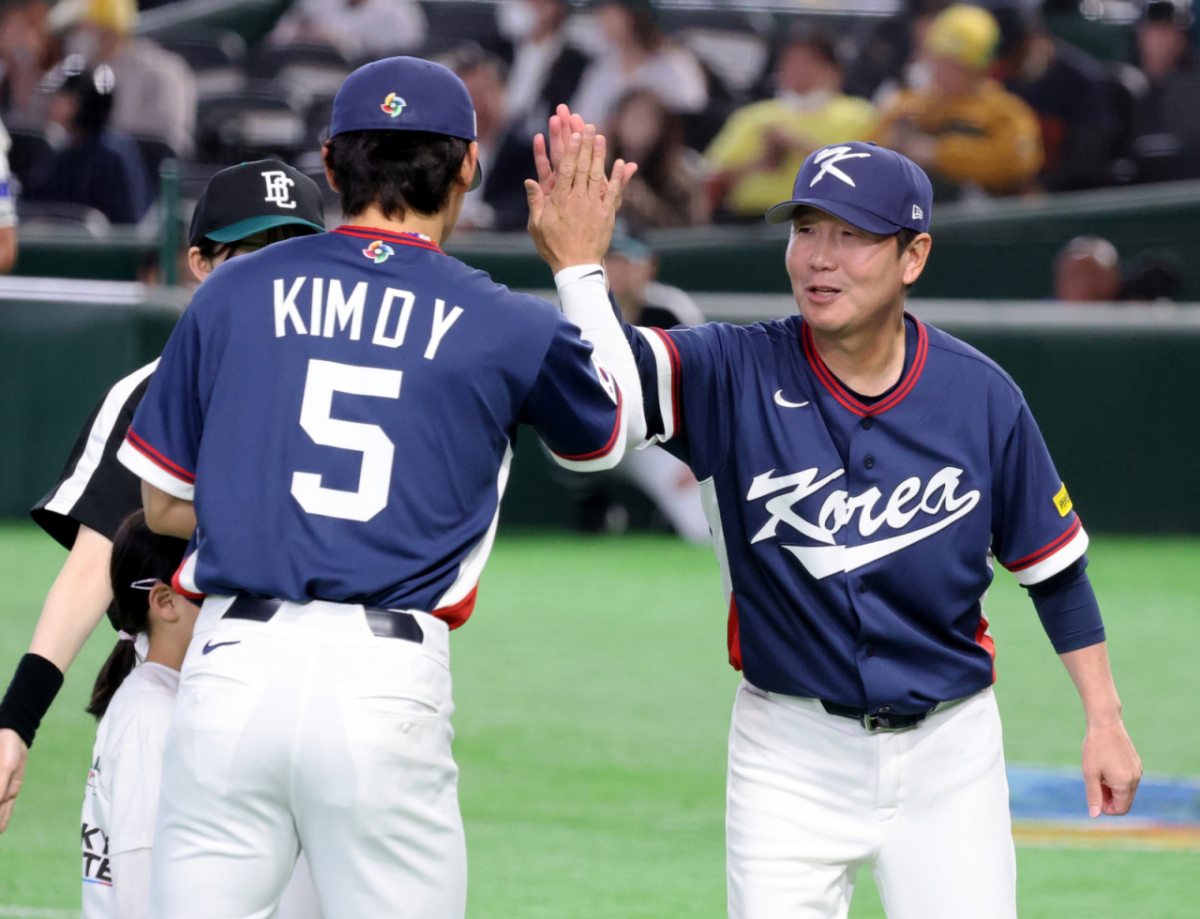 류지현 야구대표팀 감독(오른쪽)이 3월 9일 도쿄돔에서 열린 2026 WBC 도쿄POOL 호주전을 앞두고 선수단과 하이파이브를 하고 있다. /사진=강영조 선임기자