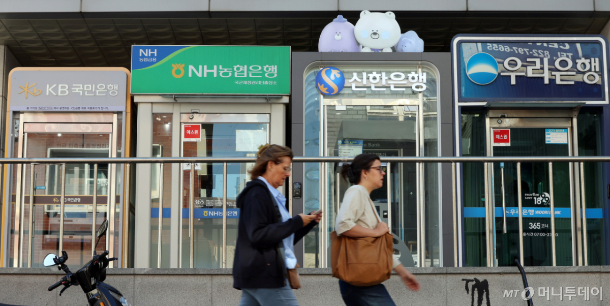 (서울=뉴스1) 김진환 기자 = 금융감독원은 금융권에서 시작된 인공지능(AI) 해킹과 관련해 공격 IP 28개를 금융회사에 공유했다고 밝혔다. 보안업계는 IP 차단과 과거 접속 기록 점검은 물론 지속적인 위협 감시 및 대응이 필요하다고 강조했다. 사진은 7일 서울 시내 한 시중은행 현금자동입출금기(ATM)의 모습. 2026.10.7/뉴스1 Copyright © 뉴스1. All rights reserved. 무단 전재 및 재배포, AI학습 이용 금지. /사진=(서울=뉴스1) 김진환 기자