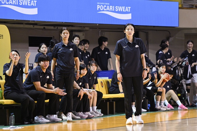 최윤아 인천 신한은행 감독(오른쪽). /사진=WKBL 제공