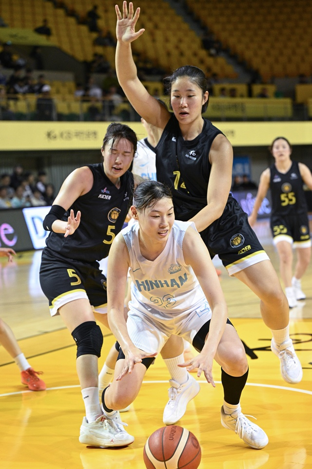 경기에 집중하는 홍유순(가운데). /사진=WKBL 제공