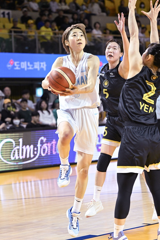 노구치 사쿠라(왼쪽). /사진=WKBL 제공