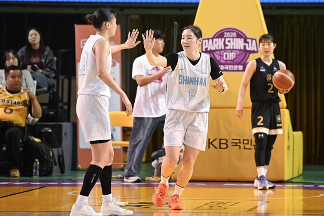 기뻐하는 신한은행 선수단. /사진=WKBL 제공