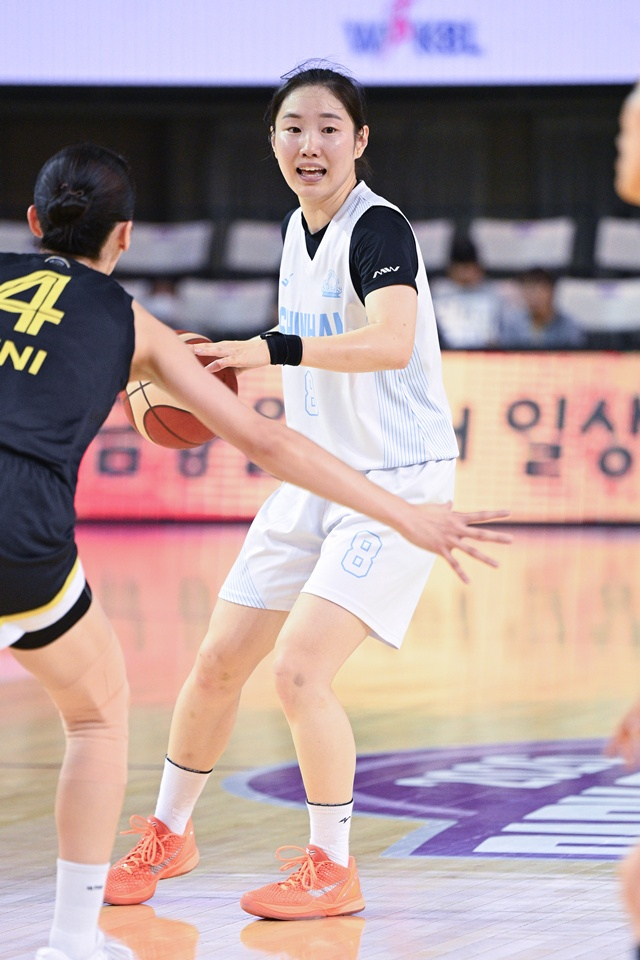 경기에 집중하는 김지영(오른쪽). /사진=WKBL 제공