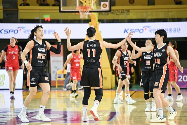 아산 우리은행 선수단. /사진=WKBL 제공