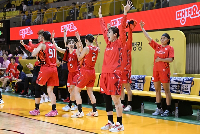 기뻐하는 후지쯔 선수단. /사진=WKBL 제공