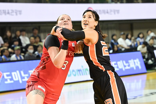 경기에 집중하는 김단비(오른쪽). /사진=WKBL 제공