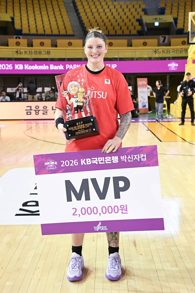 MVP를 수상한 사만다 퓨어링. /사진=WKBL 제공