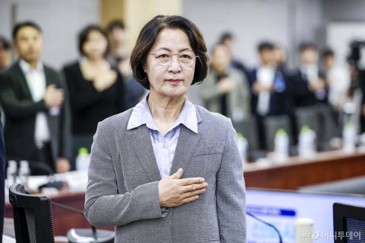 [서울=뉴시스] 정병혁 기자 = 추미애 경기도지사가 28일 서울 여의도 국회 의원회관에서 열린 3기 신도시 자족강화와 신속추진을 위한 국회토론회에서 국민의례를 하고 있다. 2026.09.28. jhope@newsis.com /사진=정병혁
