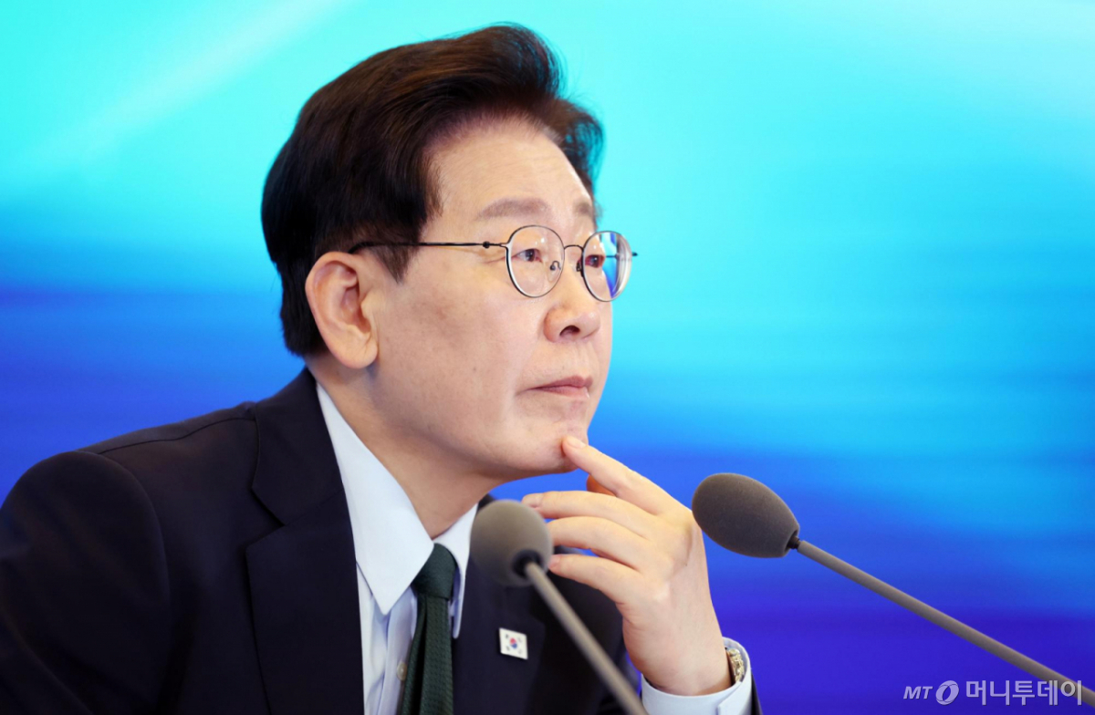 [서울=뉴시스] 김진아 기자 = 이재명 대통령이 7일 서울 시내 한 회의장에서 열린 한국형 녹색대전환(K-GX) 전략 국민보고회에서 참석자의 발표를 듣고 있다. 2026.10.07. bluesoda@newsis.com /사진=