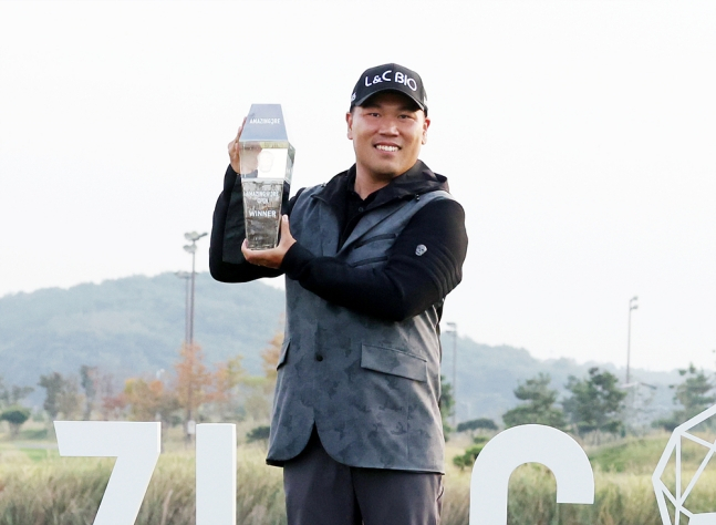 이대한이 11일 충남 당진시 플라밍고 컨트리클럽(파70)에서 열린 KPGA 투어 신설 대회 어메이징크리 오픈에서 우승을 차지하고 트로피를 들어올리고 있다. /사진=KPGA 투어 제공