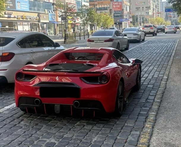 현대백화점 충청점 인근 도로에 '슈퍼카' 페라리가 차선 하나를 가로막고 주차된 모습이 누리꾼들의 공분을 사고 있다. /사진=온라인 커뮤니티 보배드림