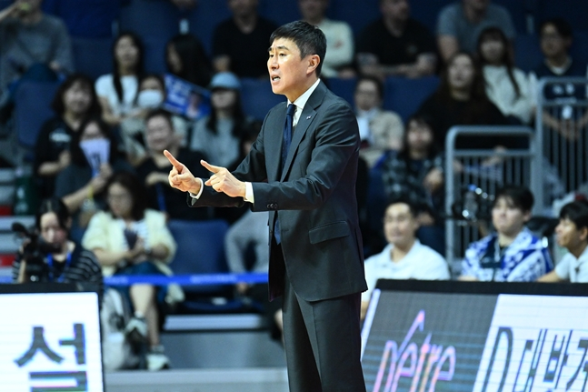 이상민 부산KCC 감독이 11일 오후 4시 30분 부산사직실내체육관에서 열린 2026~2027 KCC 프로농구 정규리그 경기 중 지휘하고 있다. /사진=KBL 제공