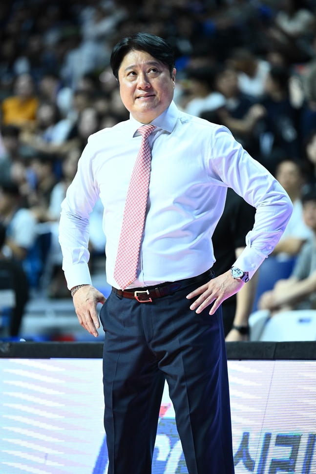 문경은 수원KT 감독이 11일 오후 4시 30분 부산사직실내체육관에서 열린 2026~2027 KCC 프로농구 정규리그 경기를 바라보고 있다. /사진=KBL 제공