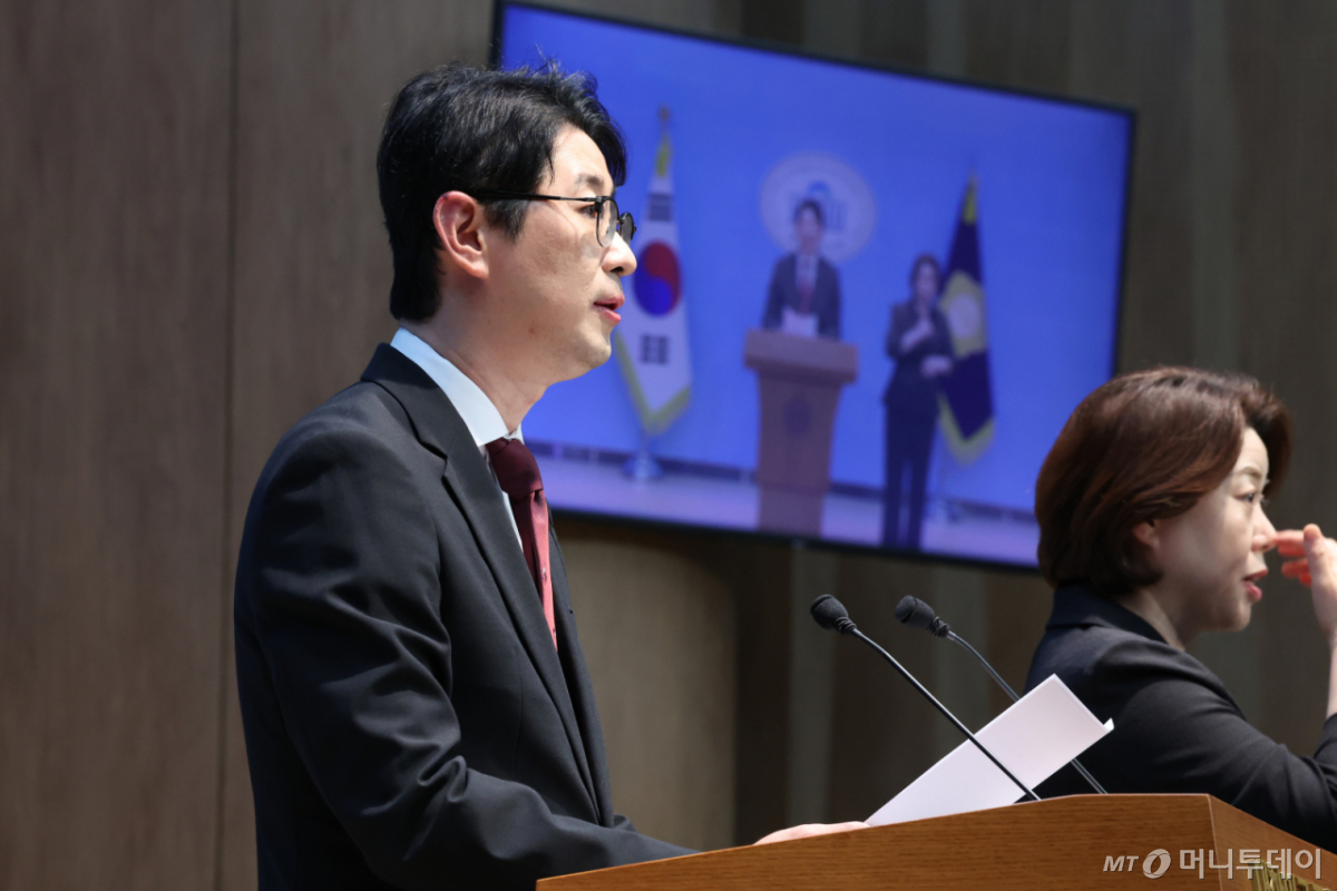 [서울=뉴시스] 김근수 기자 = 주진우 국민의힘 의원이 30일 오후 서울 여의도 국회 소통관에서 이재명 대통령이 SNS에 공개한 문건 사진에 ‘선관위 특검’, ‘올림픽공원 핸드볼경기장 내 투표용지 재검표’ 등의 문구가 노출된 것과 관련해 기자회견을 하고 있다. 2026.09.30. ks@newsis.com /사진=김근수