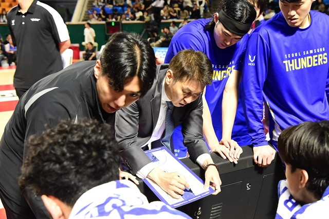 작전지시하는 김상식 서울 삼성 감독(가운데). /사진=KBL 제공