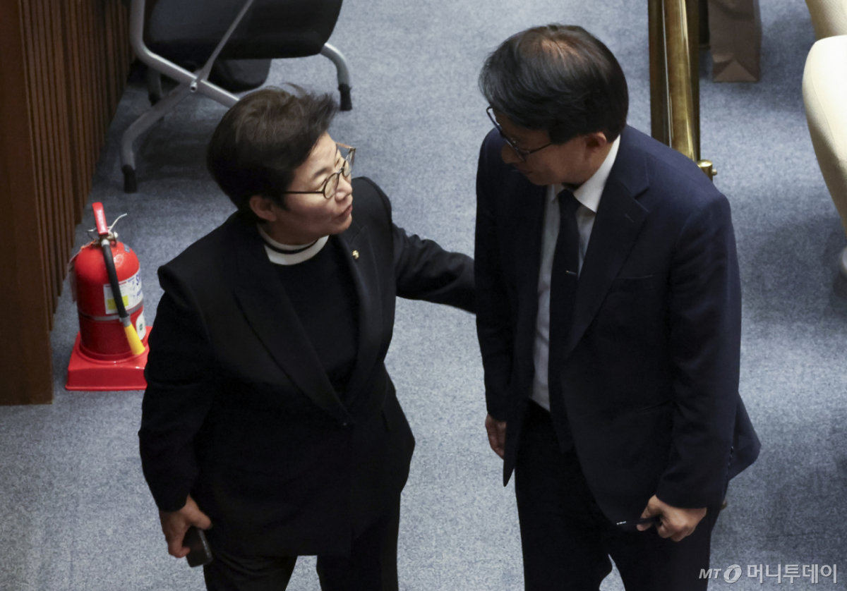 [서울=뉴시스] 김근수 기자 = 임이자(왼쪽) 국민의힘 정책위원회 의장과 권칠승 민주당 정책위 의장이 1일 오후 서울 여의도 국회에서 열린 제439회(정기회) 제10차 본회의에서 이야기를 나누고 있다.  2026.10.01. ks@newsis.com /사진=김근수