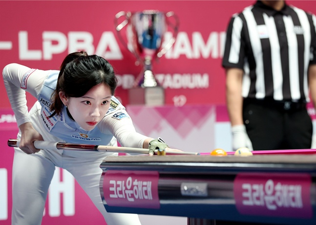 정수빈이 11일 경기도 고양시 '고양 킨텍스 PBA 스타디움'에서 열린 이미래와 프로당구 2026-27시즌 4차 투어 '크라운해태 PBA-LPBA 챔피언십' LPBA 결승전에서 스트로크를 하고 있다. /사진=PBA 투어 제공