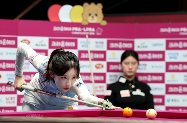 정수빈이 11일 경기도 고양시 '고양 킨텍스 PBA 스타디움'에서 열린 이미래와 프로당구 2026-27시즌 4차 투어 '크라운해태 PBA-LPBA 챔피언십' LPBA 결승전에서 스트로크를 준비하고 있다. /사진=PBA 투어 제공