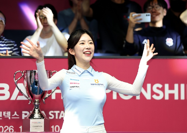 정수빈이 11일 경기도 고양시 '고양 킨텍스 PBA 스타디움'에서 열린 이미래와 프로당구 2026-27시즌 4차 투어 '크라운해태 PBA-LPBA 챔피언십' LPBA 결승전에서 승리 후 세리머니를 하고 있다. /사진=PBA 투어 제공