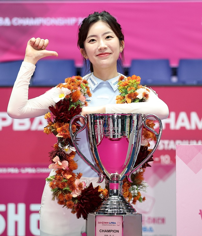 정수빈이 11일 경기도 고양시 '고양 킨텍스 PBA 스타디움'에서 열린 이미래와 프로당구 2026-27시즌 4차 투어 '크라운해태 PBA-LPBA 챔피언십' LPBA 결승전에서 승리 후 트로피와 함께 포즈를 취하고 있다. /사진=PBA 투어 제공