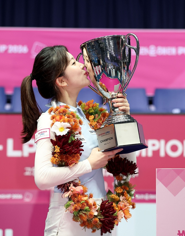 정수빈이 11일 경기도 고양시 '고양 킨텍스 PBA 스타디움'에서 열린 이미래와 프로당구 2026-27시즌 4차 투어 '크라운해태 PBA-LPBA 챔피언십' LPBA 결승전에서 승리 후 트로피에 입을 맞추고 있다. /사진=PBA 투어 제공