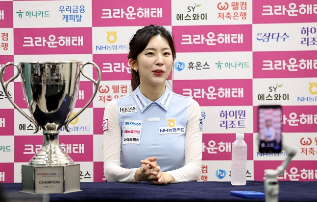 정수빈이 11일 경기도 고양시 '고양 킨텍스 PBA 스타디움'에서 열린 이미래와 프로당구 2026-27시즌 4차 투어 '크라운해태 PBA-LPBA 챔피언십' LPBA 결승전에서 승리 후 우승자 기자회견에서 소감을 전하고 있다. /사진=PBA 투어 제공