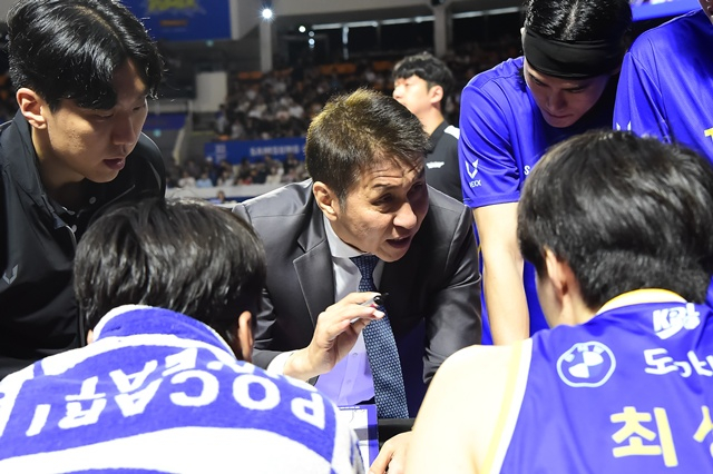 김상식 서울 삼성 감독(가운데). /사진=KBL 제공
