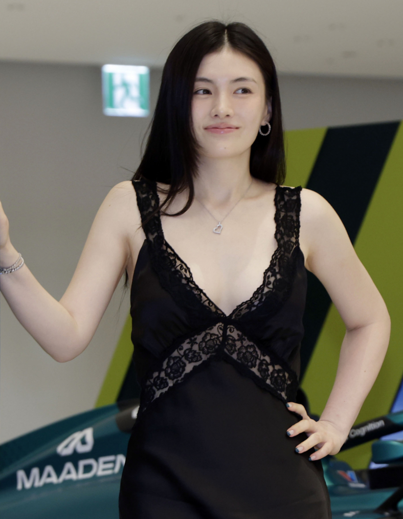 배우 김용지가 지난 8월 6일 서울 영등포구 더현대 서울에서 열린 글렌피딕X애스턴마틴 F1 팝업스토어 오픈 행사에서 포즈를 취하고 있다. /사진=뉴시스