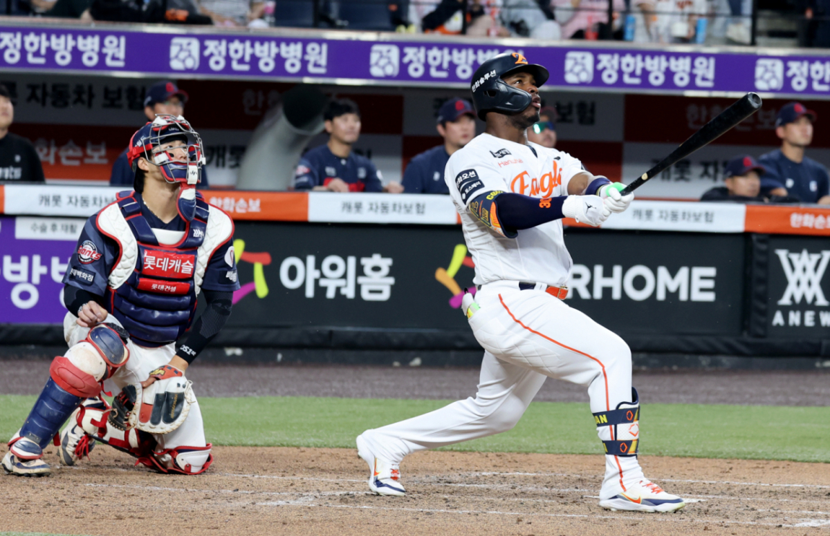한화 이글스 외국인 타자 요나단 페라자(오른쪽). /사진=강영조 선임기자