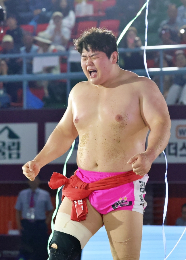 김민재가 11일 충청북도 괴산군 괴산문화체육센터에서 열린 위더스제약 2026 괴산추석장사씨름대회 백두장사(140㎏ 이하) 결정전(5판 3선승제)에서 마권수를 꺾고 포효하고 있다. /사진=대한씨름협회 제공