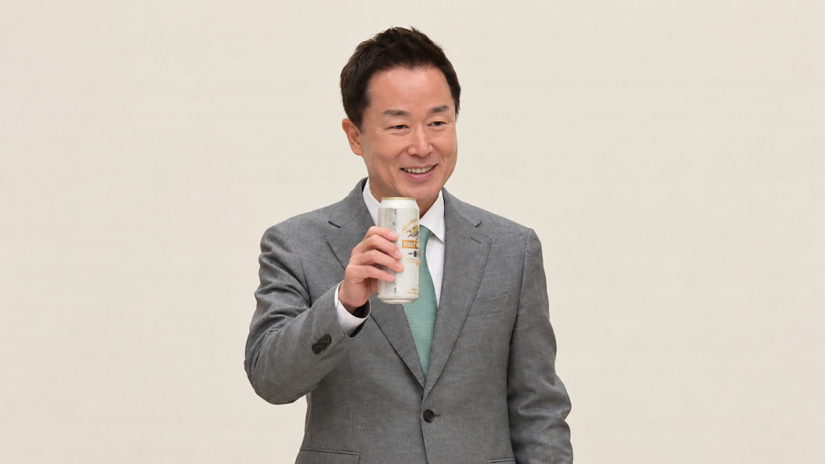 장인섭 하이트진로 대표이사가 국내에서 생산한 기린 이치방 시보리를 들고 포즈를 취한 모습. /사진=이병권 기자