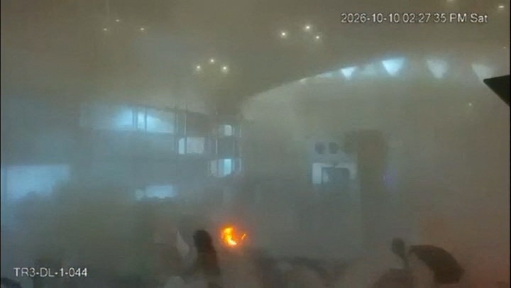 지난 10일(현지시간) 사우디 리야드에 위치한 킹 칼리드 국제공항이 공습을 받아 화염과 연기가 발생한 모습./로이터=뉴스1