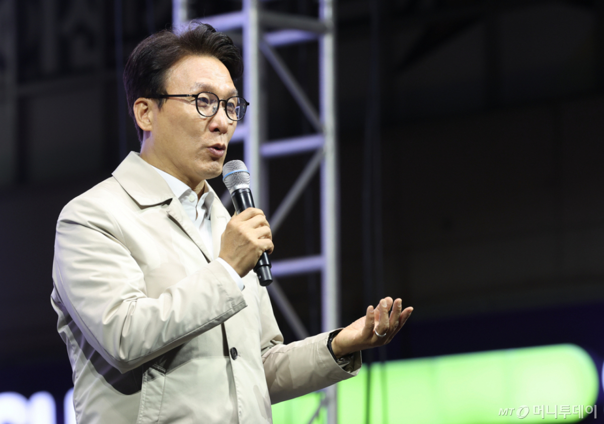 김민석 더불어민주당 대표가 8일 전북 임실군 임실시장 일원에서 열린 임실N치즈축제 개막식을 찾아 축사를 하고 있다./사진=뉴스1