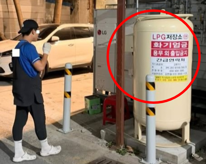 한 남성이 액화석유가스(LPG) 저장용기 옆에서 담배를 피우다 제지받자 "우리 가게라 괜찮다"고 답했다는 주장이 제기됐다. /사진=보배드림