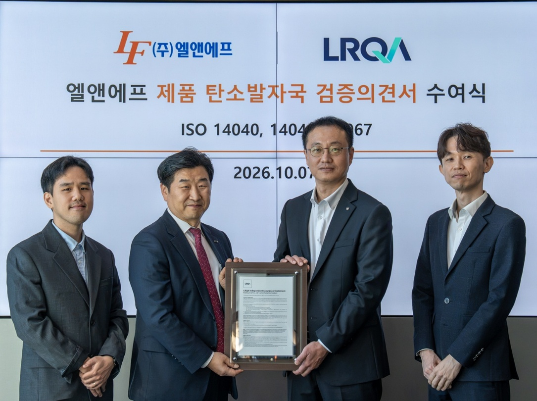 지난 7일 엘앤에프 대구 본사에서 열린 국제표준 'ISO 14067' 기반 탄소발자국(PCF) 검증 의견서 수여식. 왼쪽부터 이광민 엘앤에프 ESG팀 파트장, 이일형 로이드인증원 한국지사 대표, 박남원 엘앤에프 전략기획부문장, 박원영 엘앤에프 ESG팀장./사진제공=엘앤에프