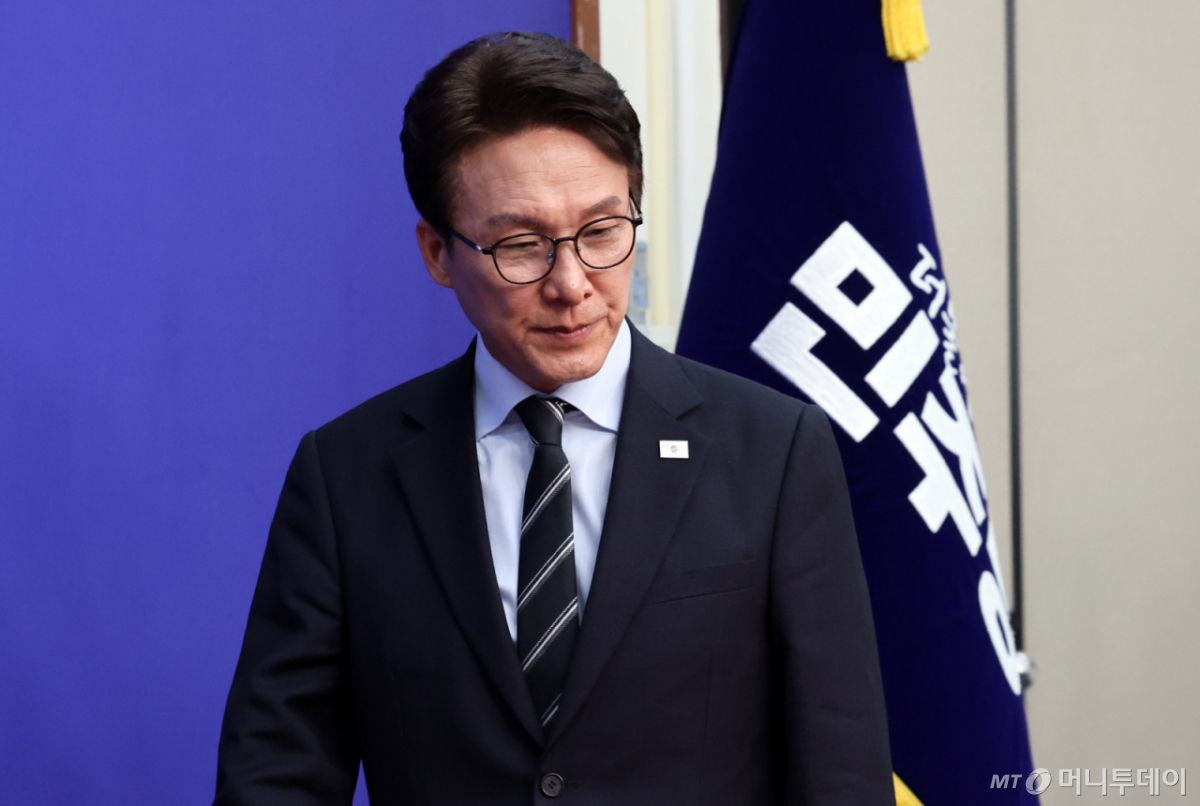 김민석 더불어민주당 대표가 12일 여의도 국회에서 열린 최고위원회의에 입장하고 있다. /사진=뉴시스