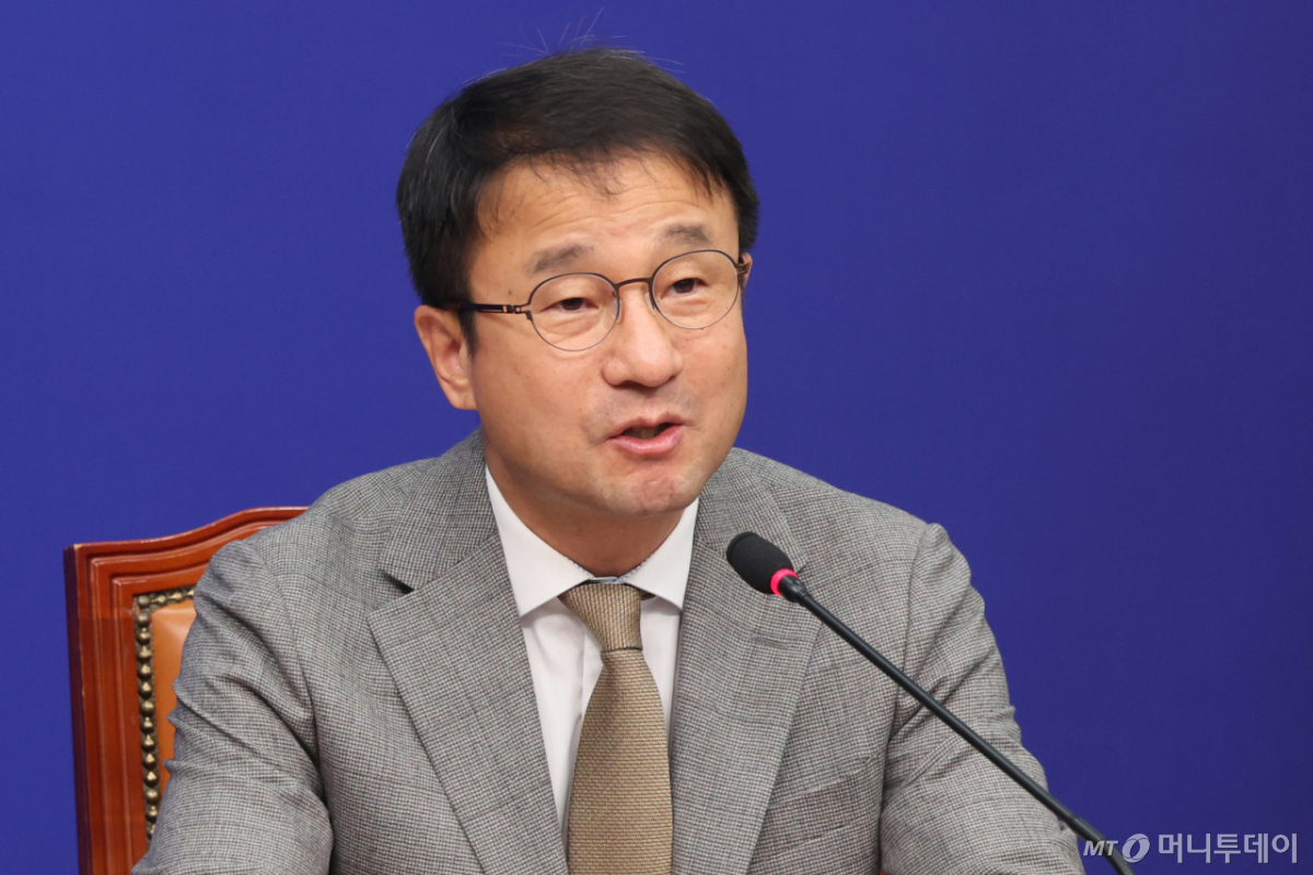 한병도 더불어민주당 원내대표가 12일 오전 서울 여의도 국회에서 열린 최고위원회의에서 발언을 하고 있다. /사진=뉴스1