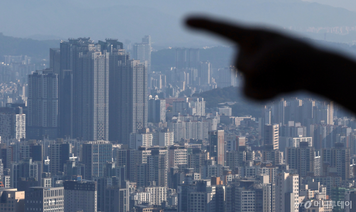 서울 전역과 경기도 12개 지역을 묶은 토지거래허가구역 규제가 이달 20일 시행 1년을 맞는 가운데 11일 서울 남산에서 아파트 단지가 내려다보이고 있다. /사진=조성우