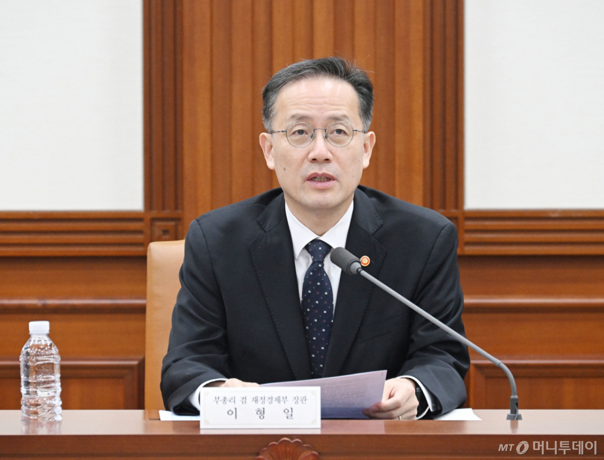 (서울=뉴스1) = 이형일 부총리 겸 재정경제부 장관이 12일 서울 종로구 정부서울청사에서 열린 공급망안정화위원회를 주재하고 있다. (재정경제부 제공. 재판매 및 DB 금지) 2026.10.12/뉴스1