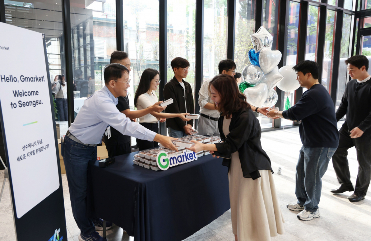 12일 서울 성수동 G마켓 신사옥 출근 첫 날 리더들이 출근하는 임직원들에게 떡을 나눠주는 모습./사진제공=G마켓